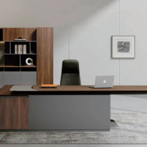 imagem representativa Custom Executive Desk: A Statement of Leadership, Functionality, and Personal Style